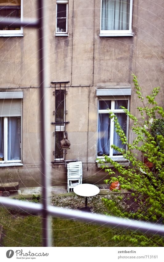 Fenster Altbau Berlin Fassade Fensterputzen Haus Hinterhof Terrasse Innenhof Nachbar Fensterscheibe dreckig Sonne trüb wallroth Wohngebiet Stadtteil