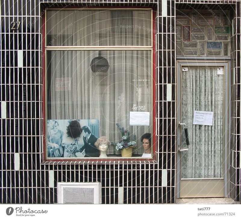 Frisör Perücke Fassade Siebziger Jahre Köln-Ehrenfeld Schaufenster Zierpflanze Friseur