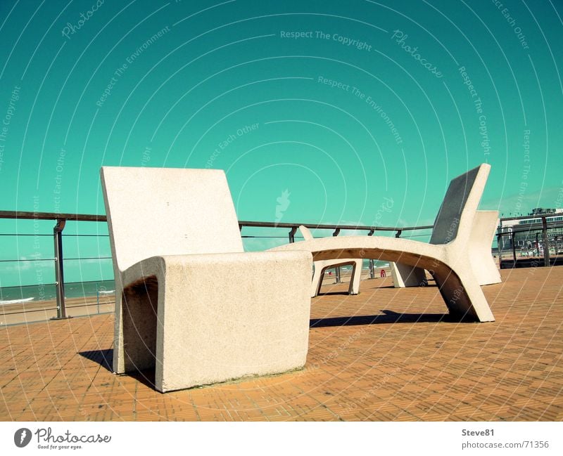 Stühle aus Stein 1 Belgien Oostende grün Stuhl Promenade Erholung Stil Stillleben Strand Ferien & Urlaub & Reisen Himmel blau Geländer Bodenbelag Sand