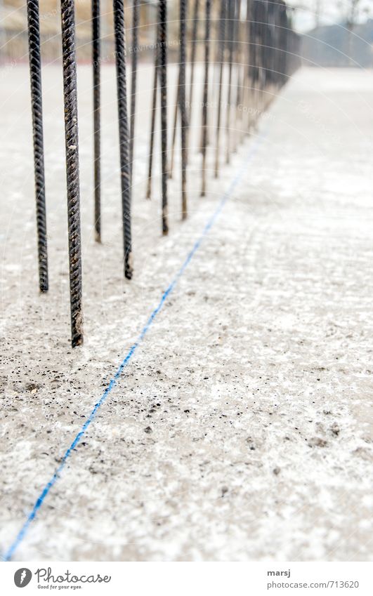 Gruppenfeeling | Einheit Arbeit & Erwerbstätigkeit Beruf Maurerhandwerk Arbeitsplatz Baustelle Bauwerk Betonboden Schlagschnur Armierungsstahl Metall Stahl