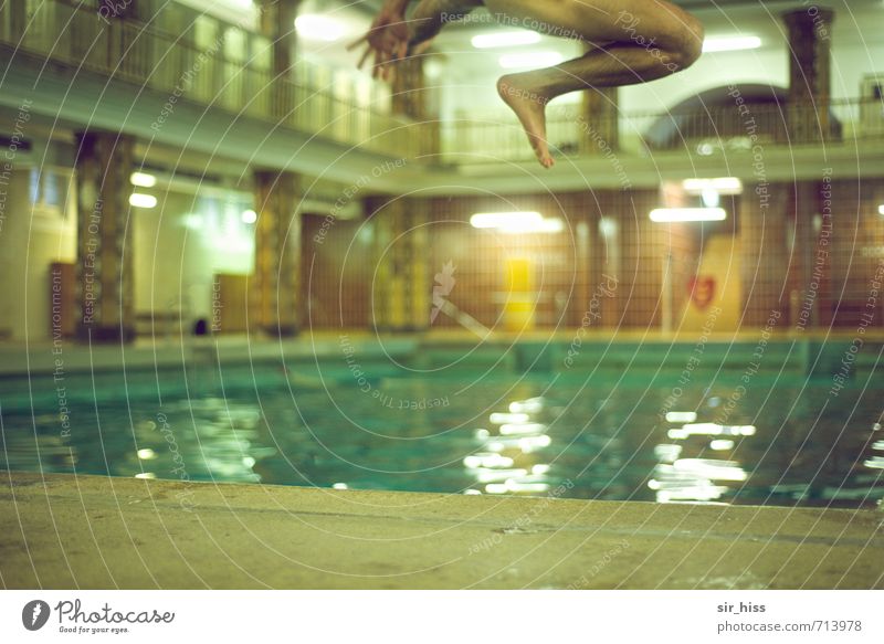 HALLE/S.-Tour | Auf dem Sprung... maskulin Hand Beine Fuß Halle (Saale) Schwimmbad Denkmal Stein Beton Wasser Schwimmen & Baden springen sportlich Coolness