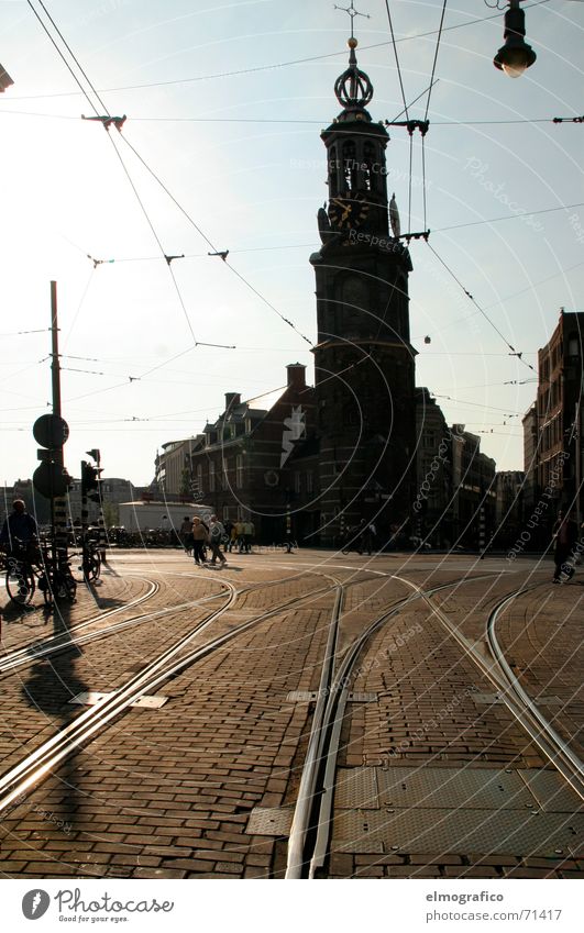 7vor7 Platz Gleise Straßenbahn Oberleitung Licht Gegenlicht dunkel Stadt Amsterdam Niederlande Sommerabend Religion & Glaube Silhouette Sonne hell Abend