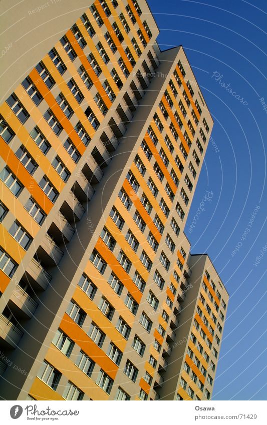 Lichtenberg III Sanieren Haus Plattenbau Fassade Fenster Wohnung himmelblau Raster Osten Berlin heizen Kohlendioxid Besitz modern niedrigenergiegebäude