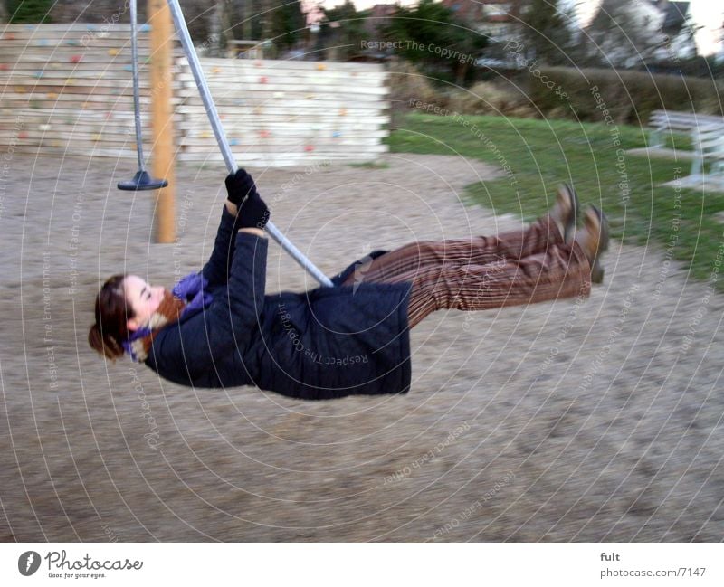 schaukeln Schaukel Spielplatz Frau Schwung Bewegung