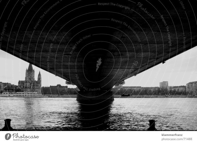 Blick aus meiner Wohnung... Säule Brückenpfeiler Elektrizität dunkel Wasser Donau reichsbrücke Religion & Glaube Fluss Schwarzweißfoto black/white