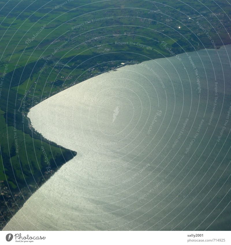 Busen der Natur Landschaft Wasser Sonnenlicht Sommer Schönes Wetter Feld Seeufer Flugzeugausblick beobachten fliegen ästhetisch Ferne glänzend rund Fensterblick