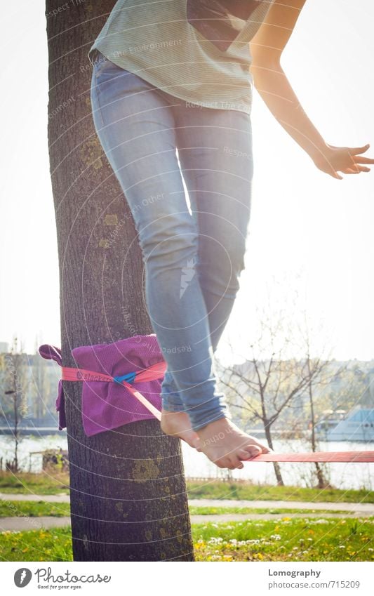 endlich wieder sommer Mensch feminin Frau Erwachsene Jugendliche 1 Lebensfreude Kraft Gleichgewicht Slackline slacken Fuß Geschicklichkeit seiltanz Akrobatik