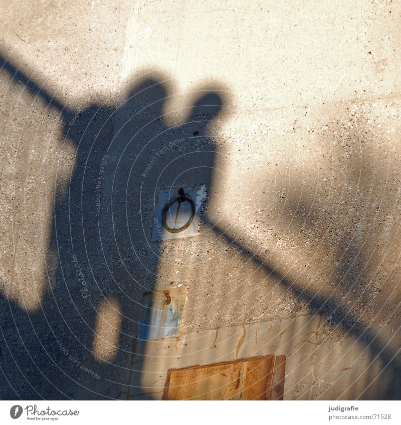 Schatten 2 Zusammensein Wand Mauer Beton Licht Mensch Paar Geländer Linie Kreis Metall Rost Sonne paarweise