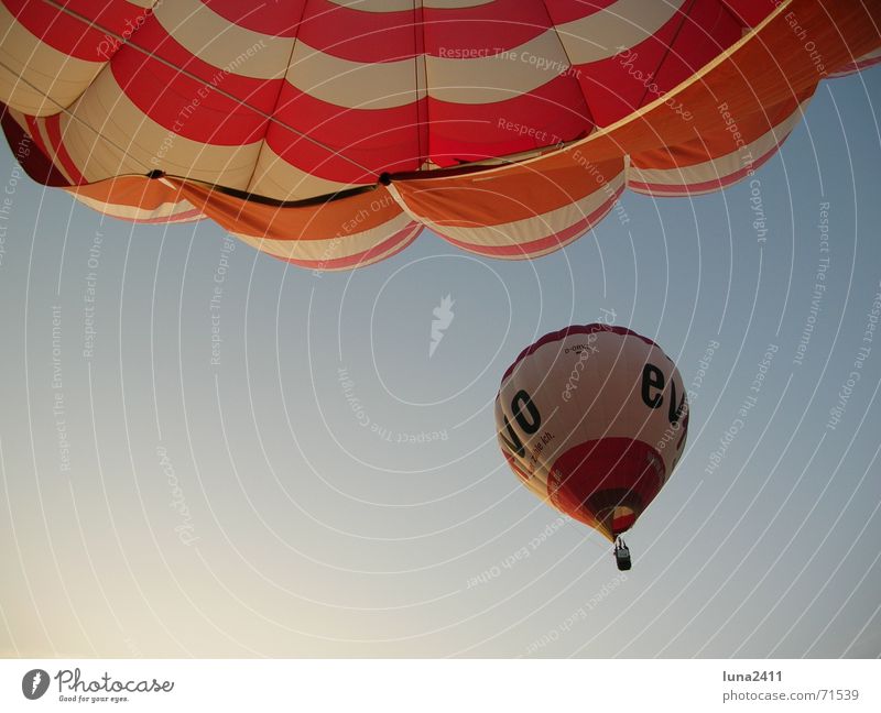 Ballonfahrt fahren rot weiß ruhig gleiten 2 Ballone Seide Morgen Sonnenaufgang blau Himmel Wind evivo Hülle