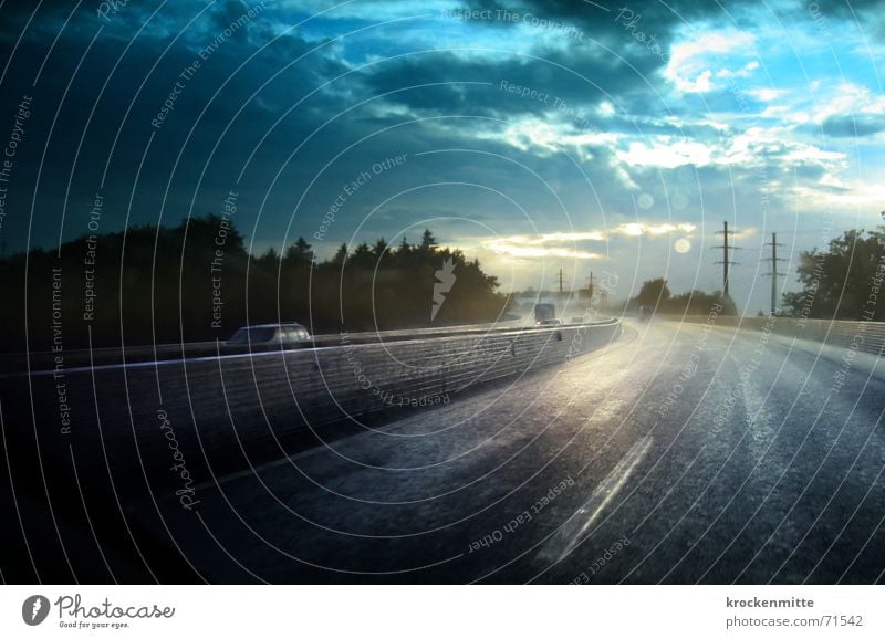 Aquaplaning Autobahn Wolken nass fahren Mittelstreifen Schweiz Unwetter Verkehr Wald Telefonmast Regen Wetter Geschwindigkeit aquaplaning Straße spurenwechsel