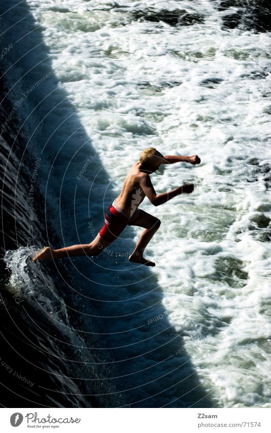 Isar Jumper springen Sommer Gischt Gewässer Bayern München Wasser blau Niveau oben water Fluss munich Bewegung Dynamik schreiten