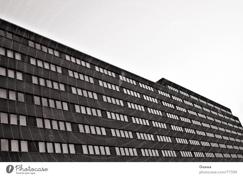 Plattenbau Bürogebäude Lichtenberg Haus Gebäude Fassade Beton Fenster Raster Osten Berlin Himmel DDR trist Architektur Schwarzweißfoto dunkel Froschperspektive