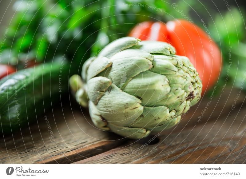 Frisches Gemüse vom Markt Lebensmittel Salat Salatbeilage Artischocke Ernährung Bioprodukte Vegetarische Ernährung Diät Fasten Lifestyle frisch vegetables wood