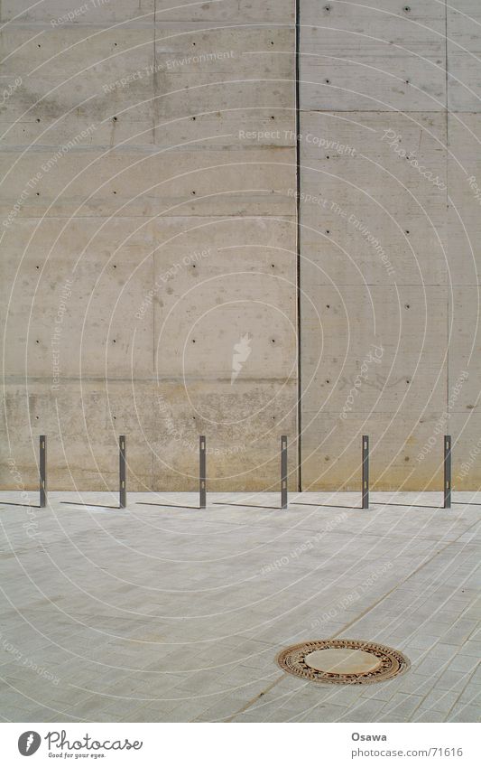 Südkreuz 1 Beton Mauer Fuge Gully Kanalisation einfach Ödland südkreuz Pfosten zum fahrradanschließen leer Architektur