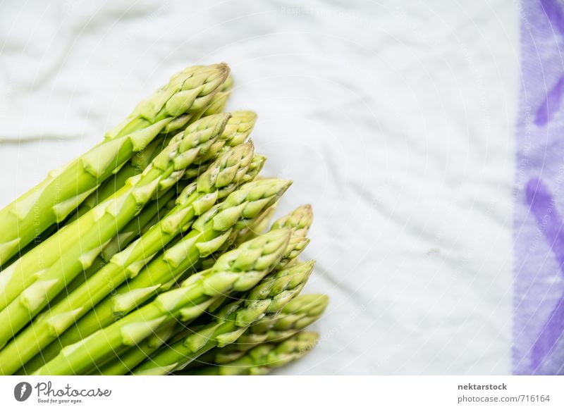 Frischer Spargel Lebensmittel Salat Salatbeilage Frucht Ernährung Bioprodukte Vegetarische Ernährung Gesundheit Gesunde Ernährung frisch healthy food green