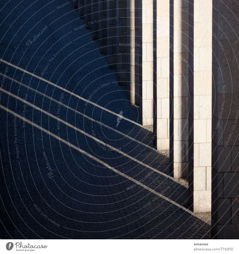 sunlines Stadt Stadtzentrum Skyline Haus Bauwerk Gebäude Architektur Mauer Wand Fassade Stein Beton dunkel hell Spitze grau Gasse Säule Arkaden Ecke Linie