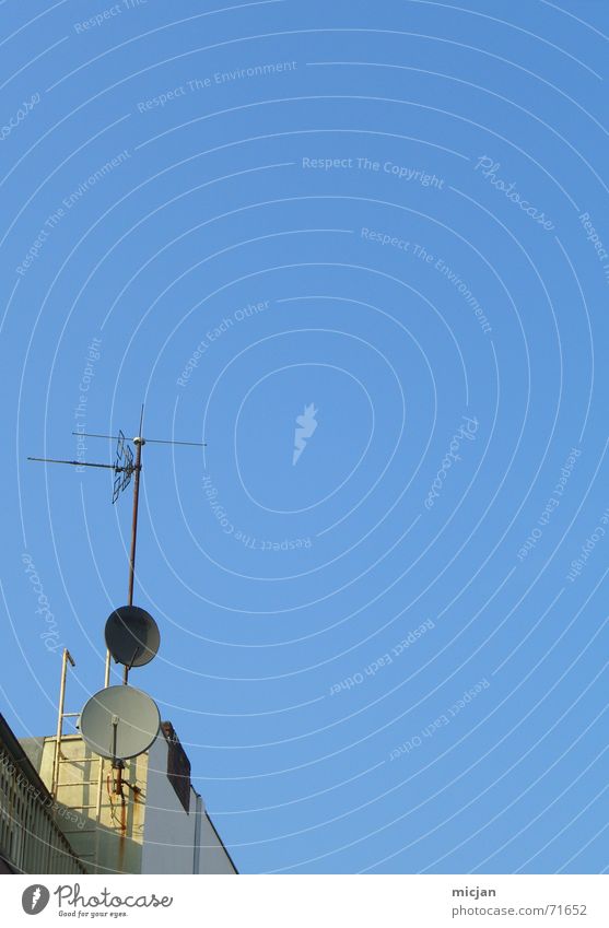 für BUNGO! ... jetzt? Leiter Unterhaltungselektronik Wissenschaften Fortschritt Zukunft Fernsehen Himmel Antenne Stein hoch rund blau gelb Funktechnik Strahlung