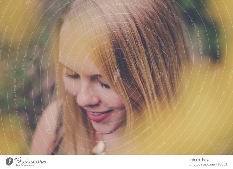 Back to summer feminin beobachten Blume altehrwürdig blond Fröhlichkeit Erleichterung sommerlich Freude Erinnerung Pflanze genießen Erholung Leichtigkeit gelb