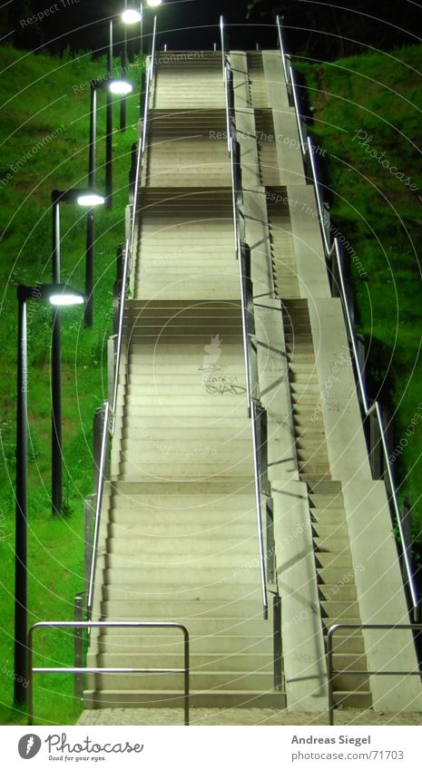 Dir werd ich heimleuchten! Wildau Ferne Nacht Laterne Licht dunkel grün Gras anstrengen Verkehr beschwerlich westhangtreppe Treppe Kunstwerk hell Wege & Pfade