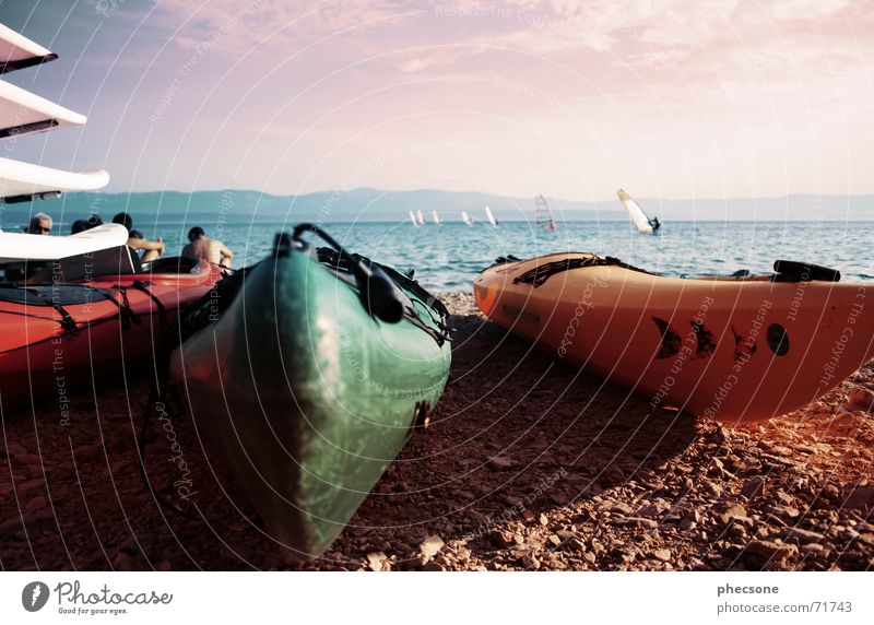 Beach Kajak Meer Strand Kies Wasserfahrzeug Surfer Surfen Surfbrett mehrfarbig Sommer Erholung grün Licht Bad Küste Ferien & Urlaub & Reisen seekajak Sand Stein