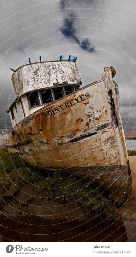 Mit'm Kutter übern' Acker Fischerboot Feld dunkel gestrandet alt Verfall Wasserfahrzeug Strand verfallen Schiffswrack Gewitter