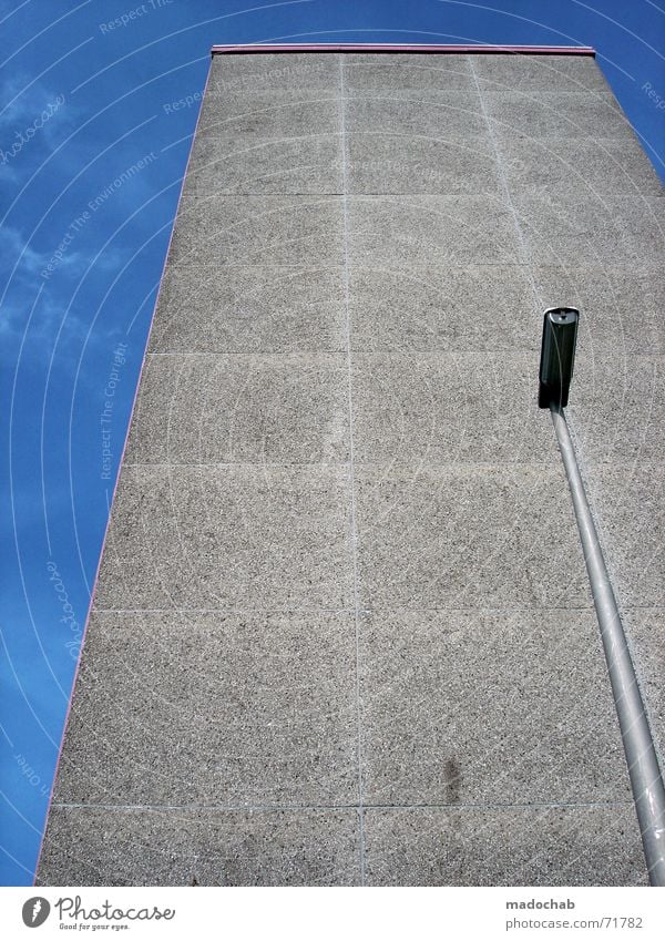 MONOSTYLE | hochhaus gebäude architektur laterne himmel Haus Hochhaus Mauer Beton Laterne mono grau steril unpersönlich Wolken Quadrat Wand Wohnhochhaus Gebäude