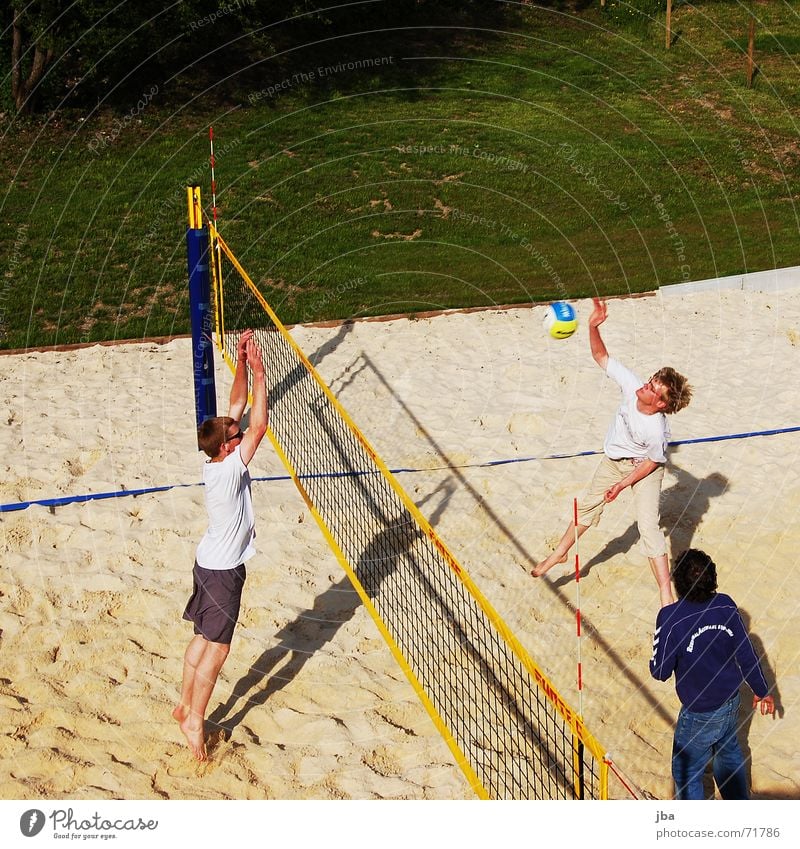 Beach Volleyball Strand Block Wucht Schwung springen Ecke Mann Sport Feld Gstaad Gras grün Wiese Ball smash Kraft Netz netzkante sportlich Blick beobachten