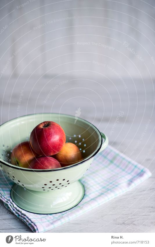 Äppel Frucht Apfel Ernährung Vegetarische Ernährung frisch Gesundheit hell lecker Sieb Handtuch Serviette Abtropfsieb Vitamin Farbfoto Menschenleer