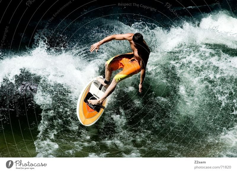 Citysurfer VI Surfer Wassersport Winter kalt Anzug Neopren Surfen Wellen Stil München Zufriedenheit nass Sport grün Mann lässig Körperhaltung Sturz Aktion