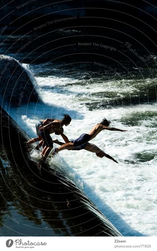 Isar Jumper II stich springen Sommer Gischt Gewässer Bayern München Wasser blau Niveau oben water Fluss munich Bewegung Dynamik schreiten