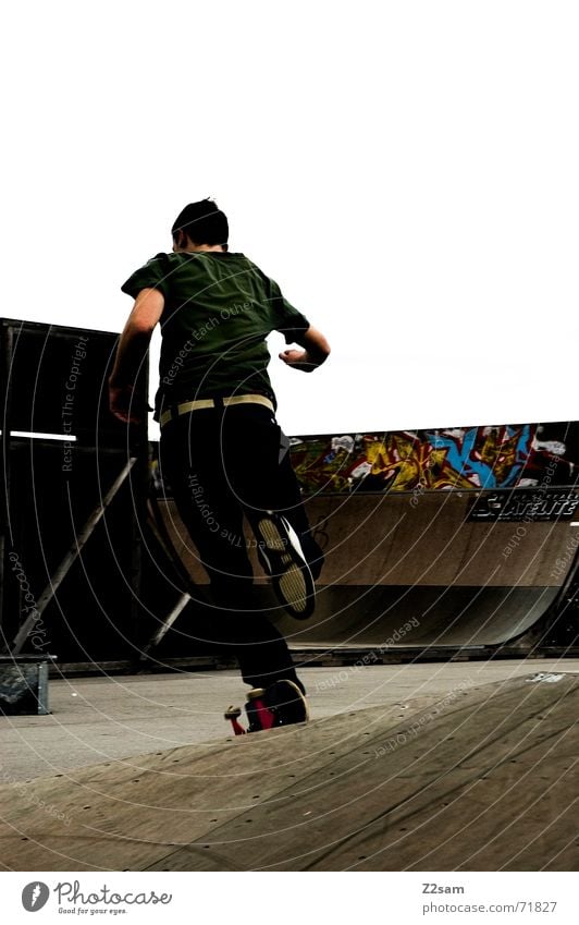 running skater Skateboarding Sportpark Rampe Halfpipe links 100 Meter Lauf Bewegung Dynamik laufen rennen grafiti Coolness man Jugendliche Funsport schreiten