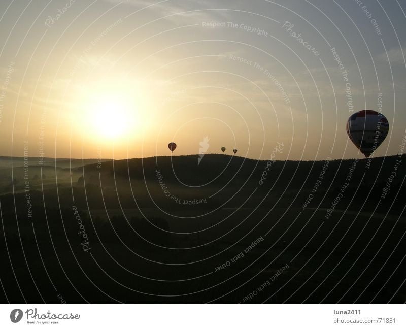 Ballonfahrt am Morgen 1 fahren Sonnenaufgang Nebel Bodennebel Nebelbank Licht Gegenlicht Treppe Landschaft Himmel Bodenbelag Ballone