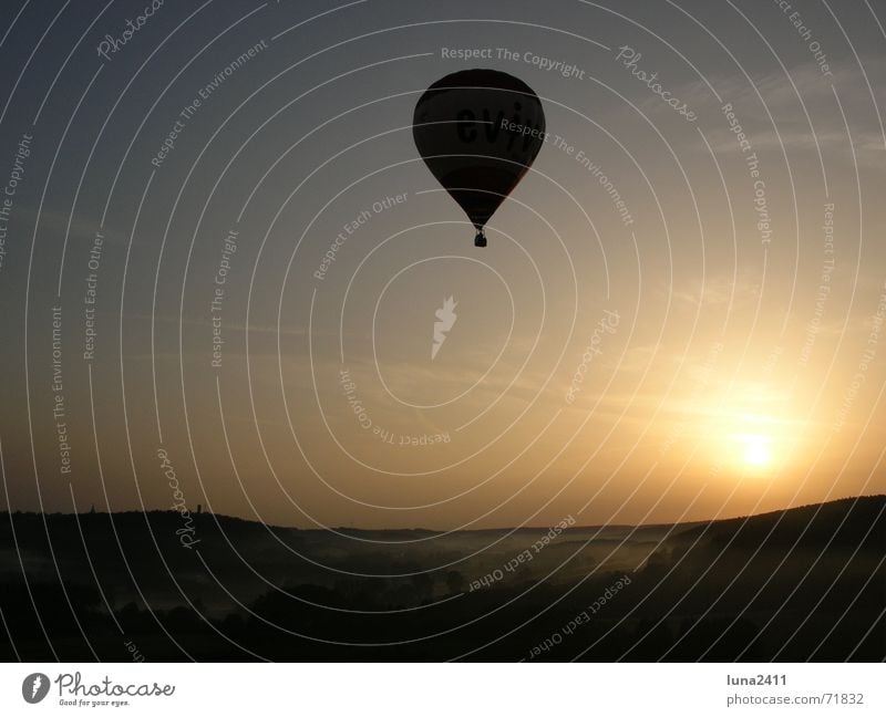 Ballonfahrt am Morgen 2 fahren Sonnenaufgang Nebel Bodennebel Nebelbank Licht Gegenlicht Treppe Landschaft Himmel Bodenbelag Ballone