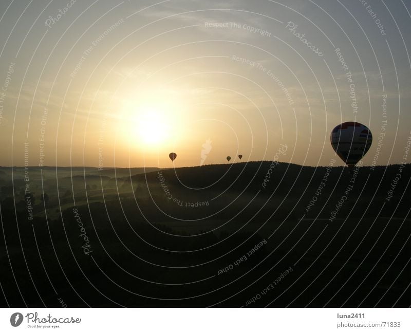 Ballonfahrt am Morgen 3 fahren Sonnenaufgang Nebel Bodennebel Nebelbank Licht Gegenlicht Treppe Landschaft Himmel Bodenbelag Ballone