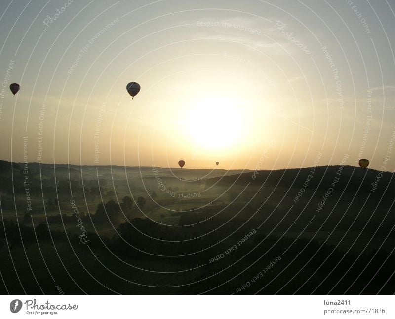 Ballonfahrt am Morgen 4 fahren Sonnenaufgang Nebel Bodennebel Nebelbank Licht Gegenlicht Treppe Landschaft Himmel Bodenbelag Ballone