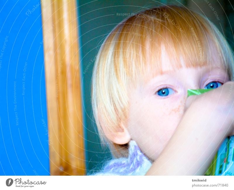 Eva Mädchen Kind Saft drinking kitchen blue eyes contrast trinken