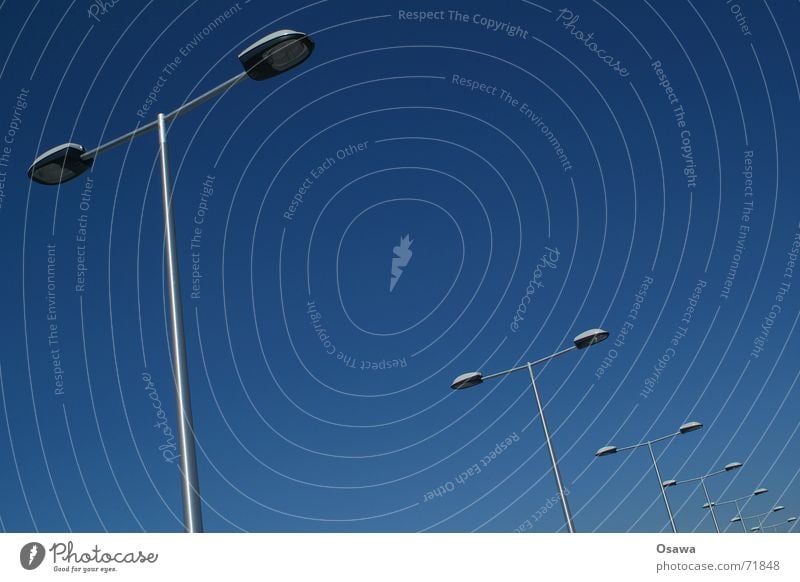 Südkreuz 2 Parkdeck Laterne Straßenbeleuchtung Orgelpfeife diagonal himmelblau südkreuz Reihe Perspektive Himmel