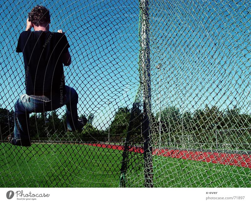 spinnenmann Sportplatz Gitter Fußballplatz Netz Klettern Locken Lebenslauf Blauer Himmel