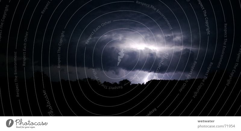 Unwetter/storm Blitze Licht Nacht dunkel Wolken schwarz weiß Baum unruhig Spannung Elektrizität Kraft Naturgewalt Donnern flash lightning night hell bright dark