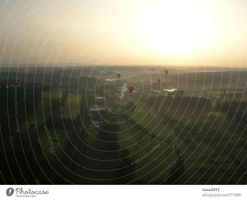 Ballonfahrt am Morgen 5 fahren Nebel Morgennebel Nebelbank Wiese Feld Licht Sonnenaufgang Landschaft Himmel Schönes Wetter Ballone