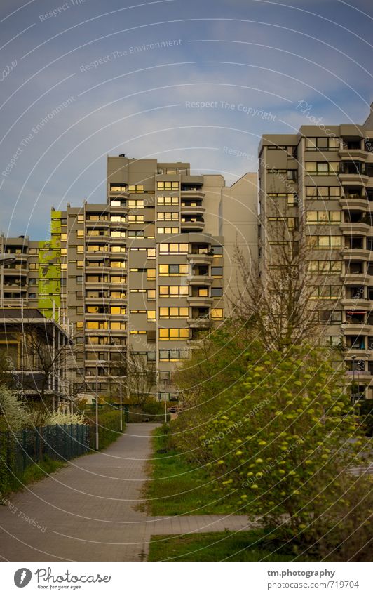 Sonniges Hochhaus Darmstadt Stadt Menschenleer Mittelstand Wachstum Wandel & Veränderung Farbfoto mehrfarbig Außenaufnahme Textfreiraum oben Abend