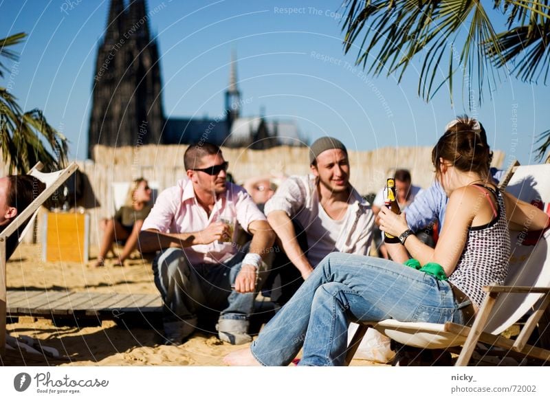 chilling aufm skybeach Strand Erholung Ferien & Urlaub & Reisen Palme Köln Kaufhof Stadt Mensch Freundschaft trinken Bier Tom Tom grün Kiste Wahrzeichen Sand