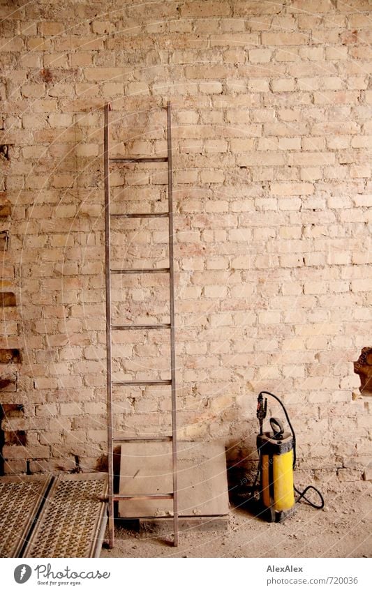 HALLE/S TOUR | Bauleiter und Wasserträger Haus Ruine Bauwerk Gebäude Architektur Mauer Wand Stein Sand Beton Metall stehen alt dreckig authentisch einfach retro