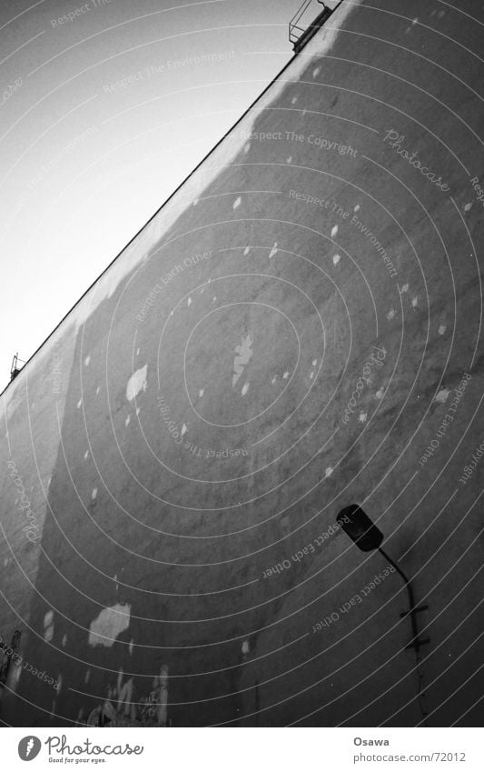 Es werde Licht Wand Laterne Mauer Brandmauer Putz Altbau Friedrichshain putzschaden baulücke