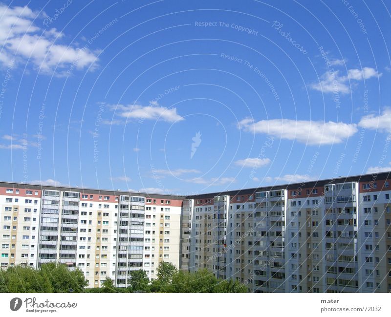 kein Ghetto Haus Plattenbau Wohnung Fenster Wohngebiet Himmel blau Berlin hohenschönhausen