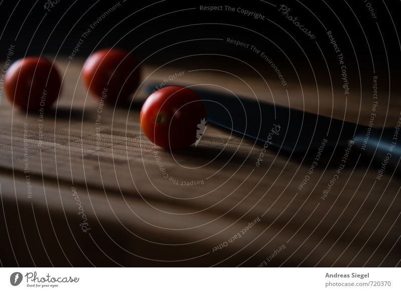 Tomaten Lebensmittel Gemüse Ernährung Vegetarische Ernährung Diät Messer Schneidbrett Kochmesser Holz dunkel rot Endzeitstimmung bedrohlich Küche kochen & garen