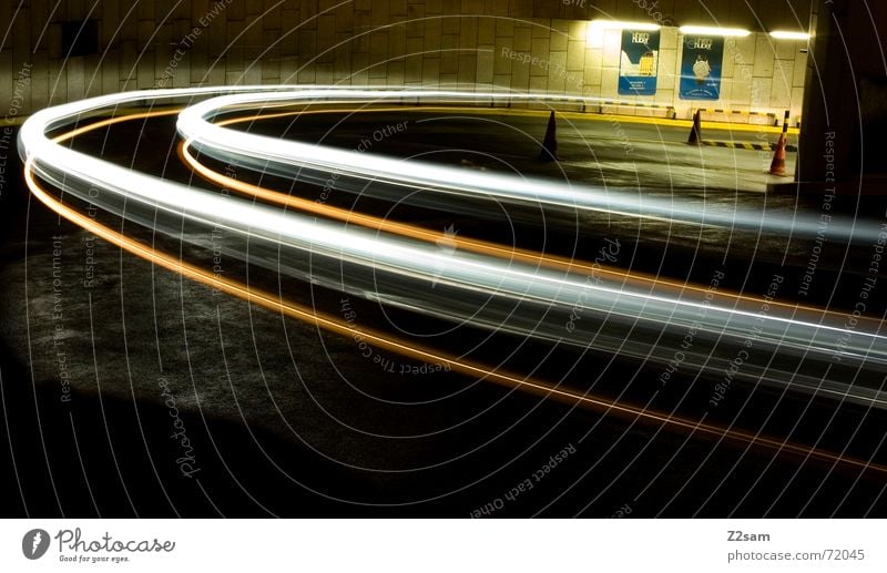 downward Licht Streifen Blick nach unten Langzeitbelichtung Tiefgarage Verkehr fahren Hütte light Bogen Kreis Bewegung Dynamik Straße Kurve