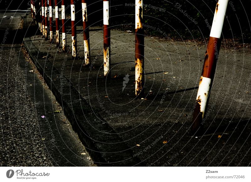 aus der Reihe tanzen rot Fahrbahn Bordsteinkante Bürgersteig Straße black dark Pfosten strassenpfosten Schilder & Markierungen Zaun aus der reihe Perspektive