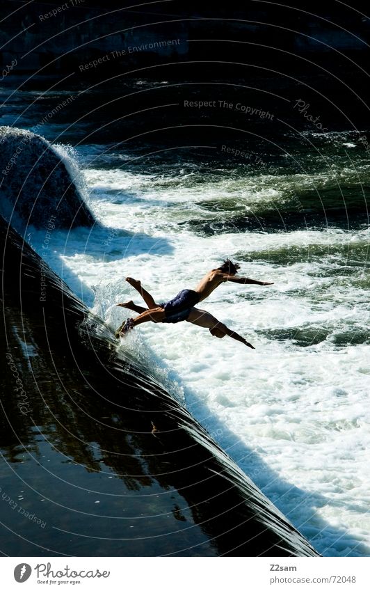 Isar Jumper III springen Sommer Gischt Gewässer Bayern München Kopfsprung Zusammensein 2 Wasser blau Niveau oben water Fluss munich Bewegung Dynamik schreiten