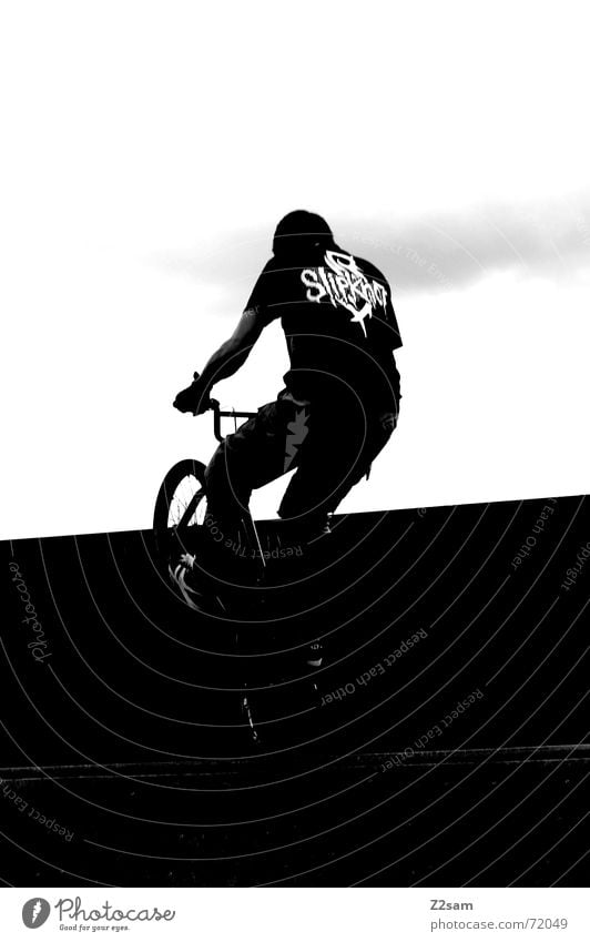 balance in the darkness Zufriedenheit stehen Stunt springen Trick Halfpipe Park Himmel Sport Aktion Fahrrad BMX lib sky Funsport Bewegung Dynamik